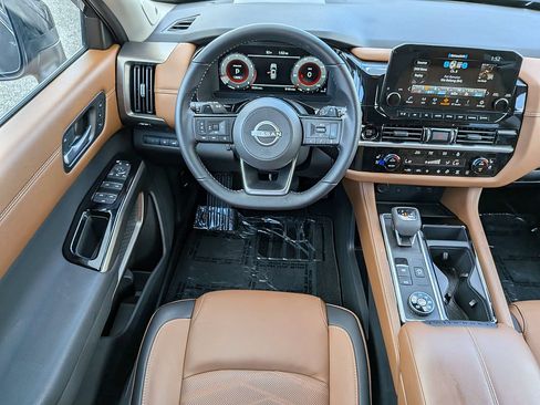 Used 2025 Nissan Pathfinder Platinum AWD/4WD image 19