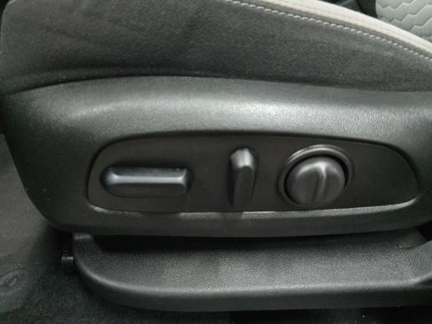 Used 2021 Chevrolet Equinox LS image 35