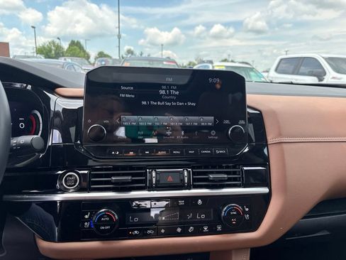 Used 2023 Nissan Pathfinder Platinum AWD/4WD image 8
