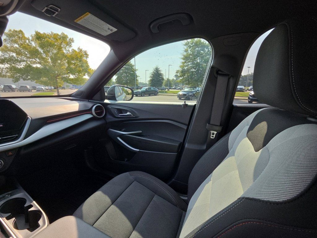 Used 2025 Chevrolet Trax RS w/ Sunroof Package FWD image 22