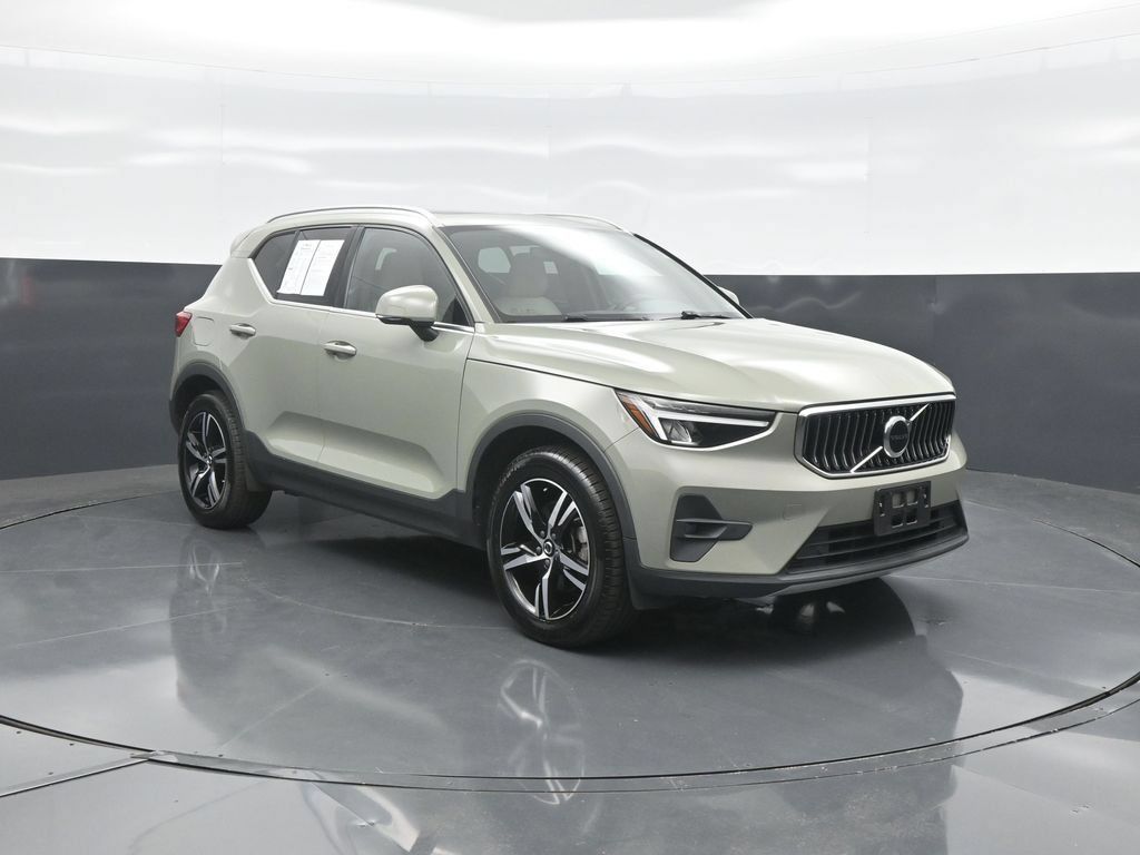 Used 2023 Volvo XC40 B5 Plus AWD/4WD image 1