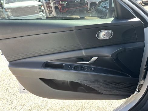 Used 2025 Hyundai Elantra SE FWD image 29