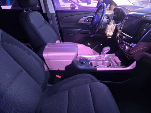 Used 2021 Chevrolet Traverse LT image 3