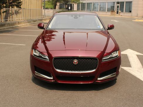 Used 2017 Jaguar XF Premium RWD image 3