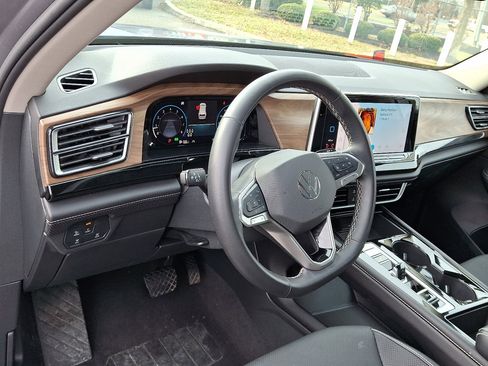 Used 2025 Volkswagen Atlas SE image 25