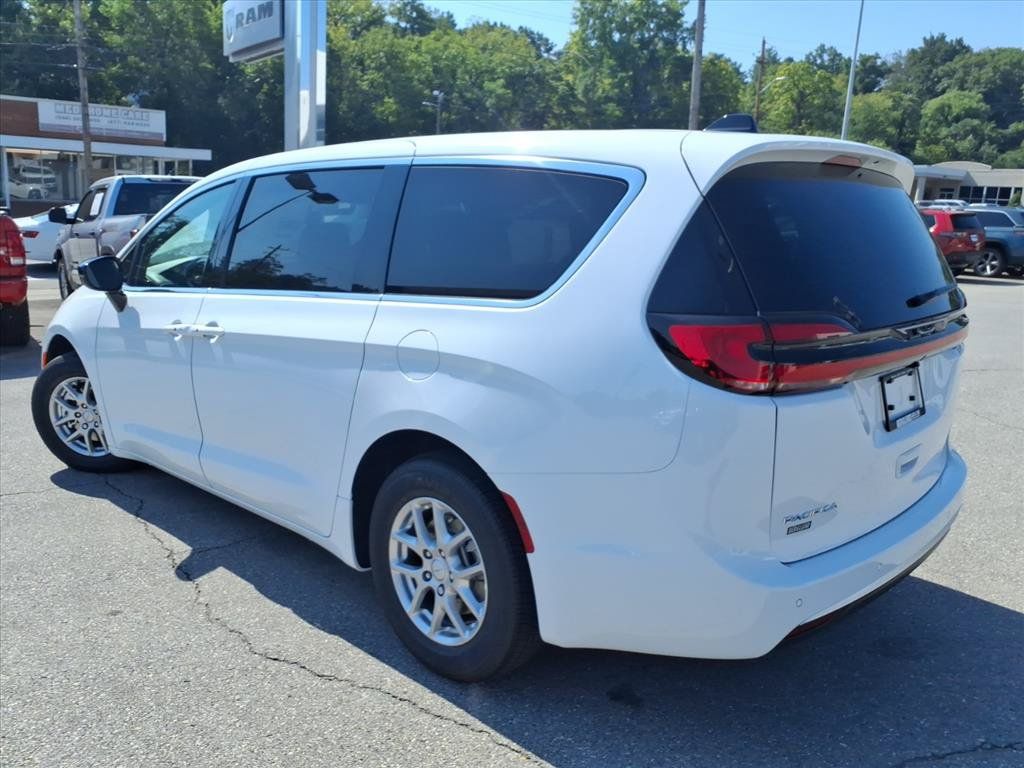 New 2027 Chrysler Pacifica Select FWD image 6