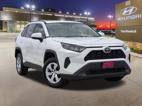 Used 2020 Toyota RAV4 LE FWD image 3