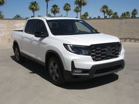 Used 2025 Honda Ridgeline TrailSport image 2