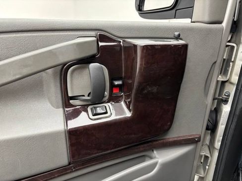 Used 2019 Chevrolet Express 2500 RWD image 17
