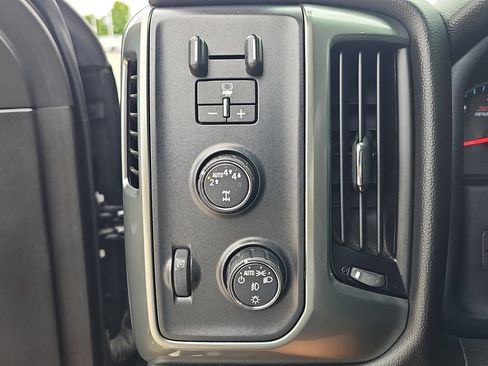 Used 2018 Chevrolet Silverado 1500 LT w/ All Star Edition AWD/4WD image 29