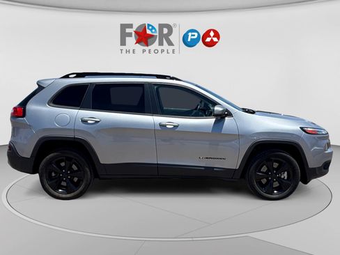 Used 2017 Jeep Cherokee High Altitude AWD/4WD image 6