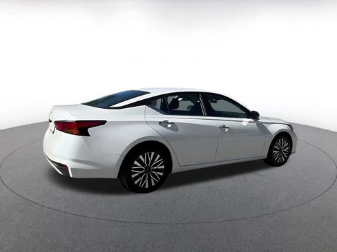 Used 2025 Nissan Altima 2.5 SV FWD image 14