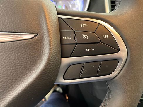 Used 2023 Chrysler 300 Touring w/ Sport Appearance Package image 15