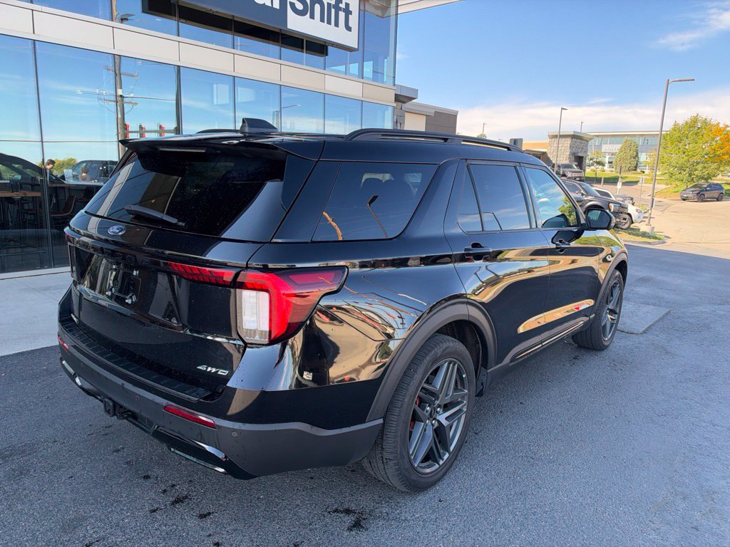 Used 2025 Ford Explorer ST-Line w/ Premium Package AWD/4WD image 4