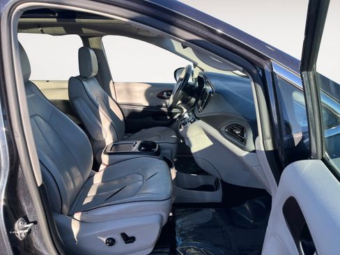 Used 2020 Chrysler Pacifica Limited image 15
