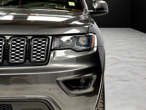 Used 2018 Jeep Grand Cherokee Altitude AWD/4WD image 34
