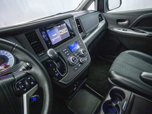Used 2017 Toyota Sienna SE w/ SE Preferred Package image 50