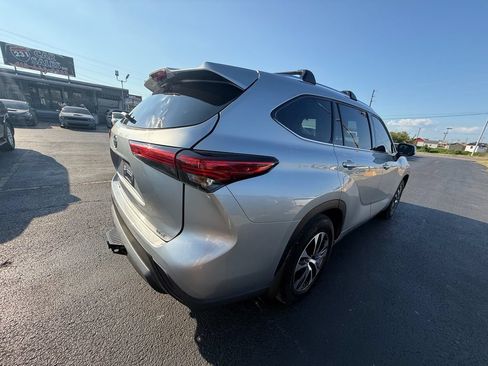 Used 2021 Toyota Highlander XLE FWD image 3