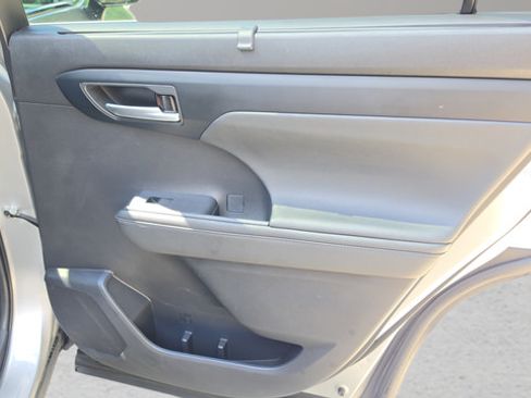 Used 2023 Toyota Highlander XLE AWD/4WD image 39