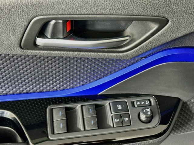 Used 2020 Toyota C-HR XLE FWD image 21