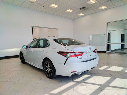 Used 2024 Toyota Camry SE image 5