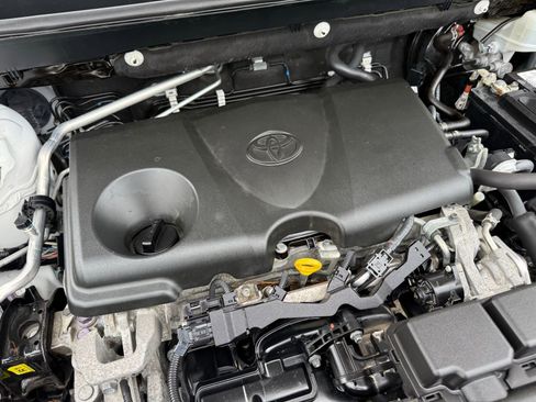 Used 2019 Toyota RAV4 LE w/ Carpet Mat Package FWD image 35
