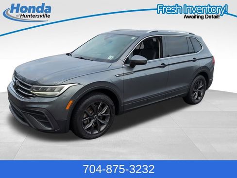 Used 2023 Volkswagen Tiguan SE w/ Panoramic Sunroof Package image 4