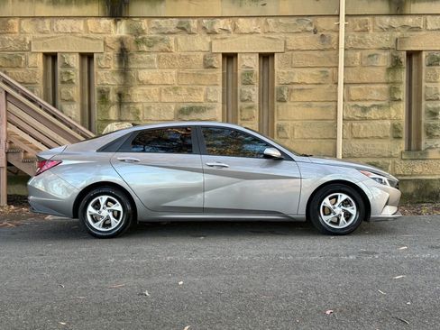 Used 2021 Hyundai Elantra SE FWD image 3