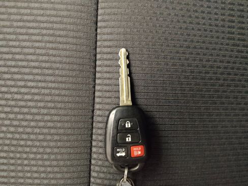 Used 2016 Toyota Camry SE FWD image 32