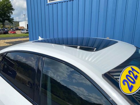 Used 2021 Audi e-tron Prestige w/ Prestige Package image 5