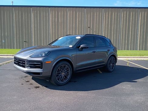 Certified 2025 Porsche Cayenne AWD/4WD image 1