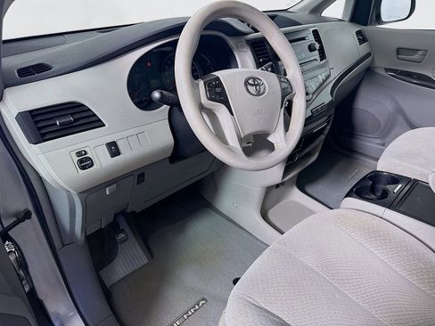 Used 2013 Toyota Sienna LE image 9