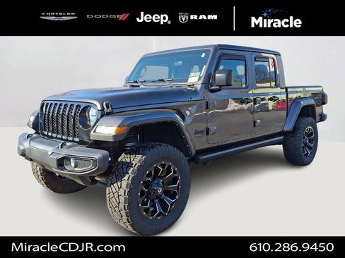 Used 2022 Jeep Gladiator Sport image 3