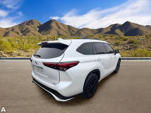 Used 2023 Toyota Highlander XSE FWD image 3