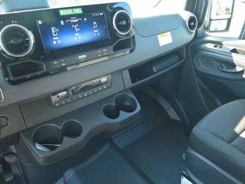 Used 2025 Mercedes-Benz Sprinter 2500 image 25