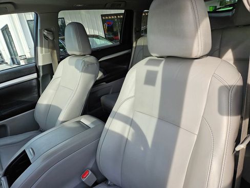 Used 2016 Toyota Highlander XLE image 18