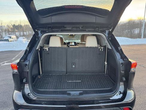 Certified 2021 Toyota Highlander XLE image 9