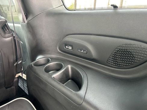 Used 2023 Chrysler Pacifica Limited w/ Uconnect Theater Family Group FWD image 10