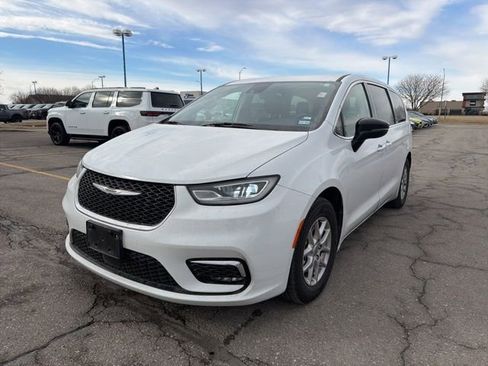 Used 2024 Chrysler Pacifica Touring-L image 9