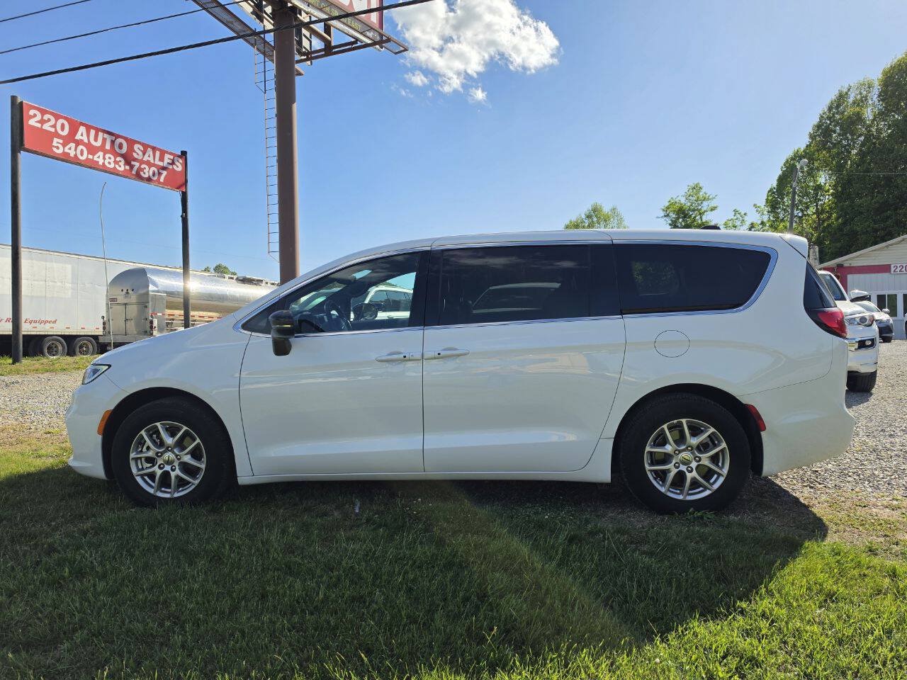 Used 2025 Chrysler Pacifica Select FWD image 3