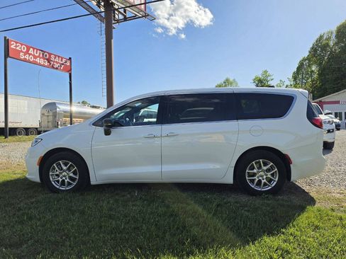 Used 2025 Chrysler Pacifica Select FWD image 3