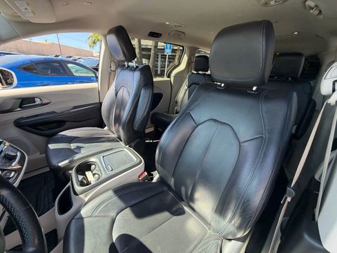 Used 2021 Chrysler Pacifica Touring-L w/ Premium & Safety Sphere Group FWD image 13