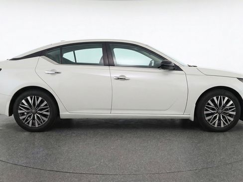 Used 2025 Nissan Altima 2.5 SV image 11