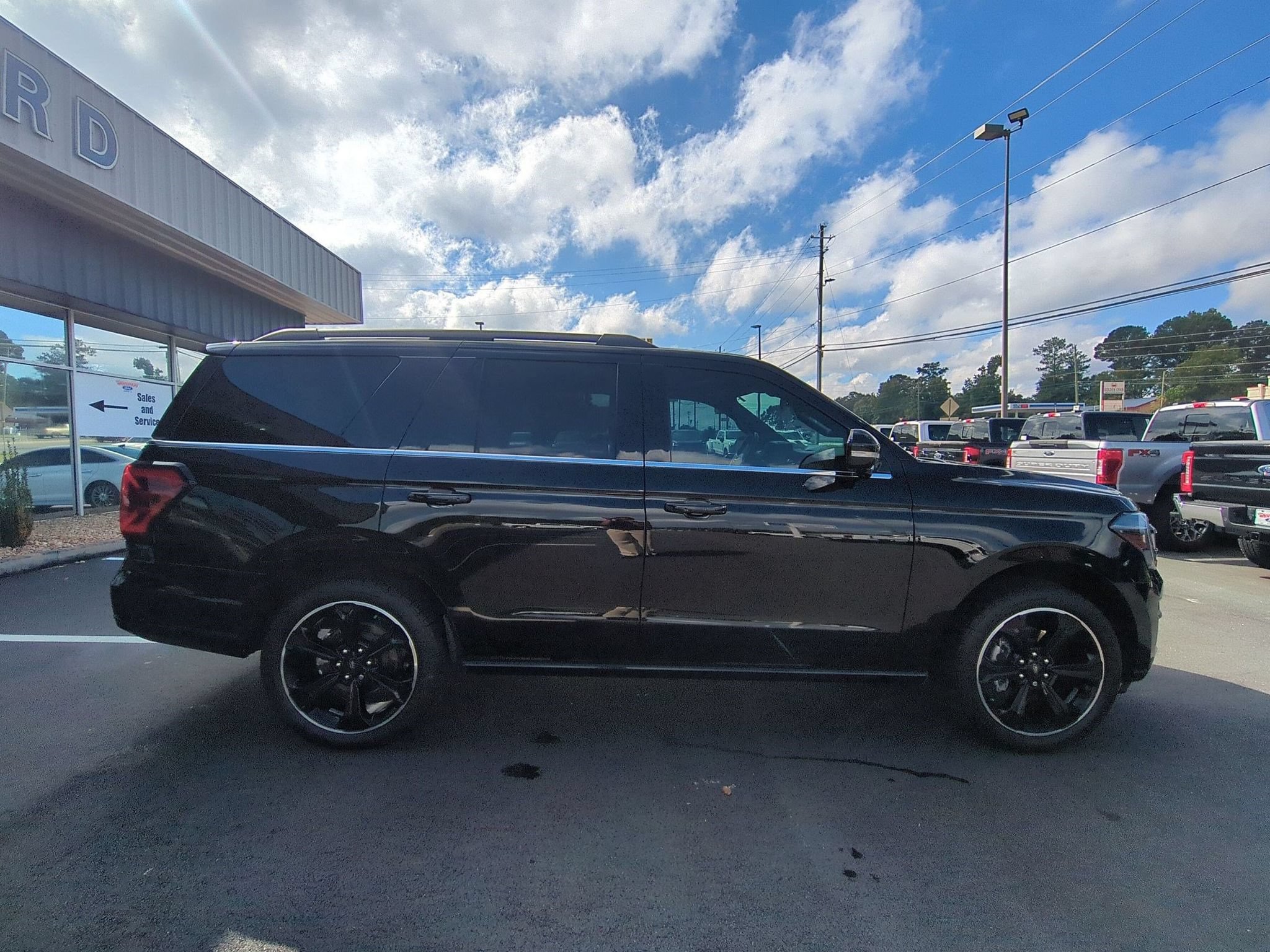 Used 2023 Ford Expedition Limited RWD image 4