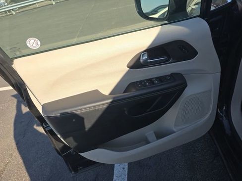 Used 2023 Chrysler Pacifica Touring-L image 12