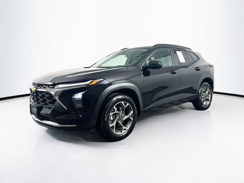 Used 2025 Chevrolet Trax LT image 3