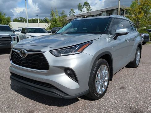 Used 2022 Toyota Highlander Limited FWD image 2