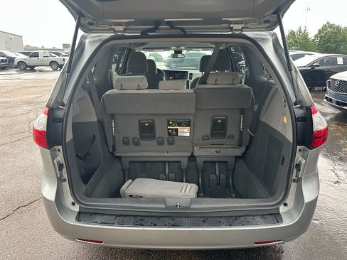 Used 2020 Toyota Sienna LE w/ LE Preferred Package FWD image 27