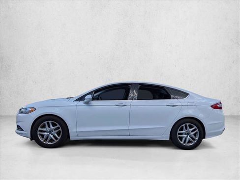 Used 2016 Ford Fusion SE FWD image 2