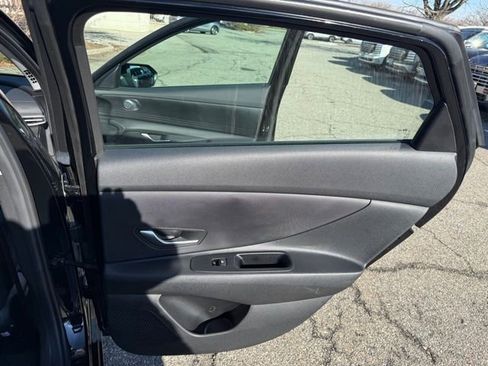 Certified 2025 Hyundai Elantra SE image 33